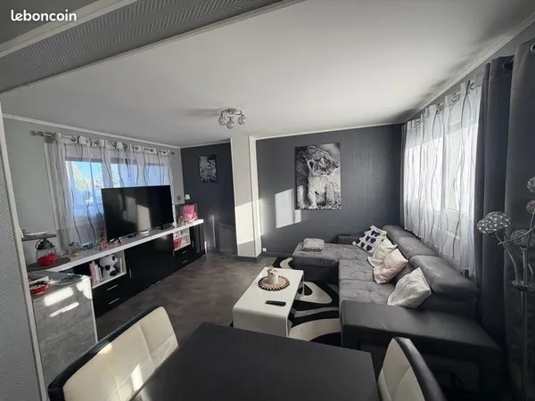 Maison mitoyenne avec jardin, piscine et belles prestations - Vesoul