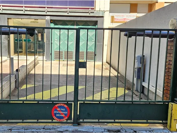 Parking sécurisé - Métro Mairie de Clichy à 2 min - 85 CC