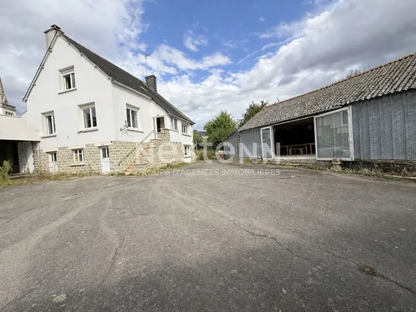 PLEUGRIFFET - Maison centre-bourg 3 chambres, terrain 850 m² et ses dépendances