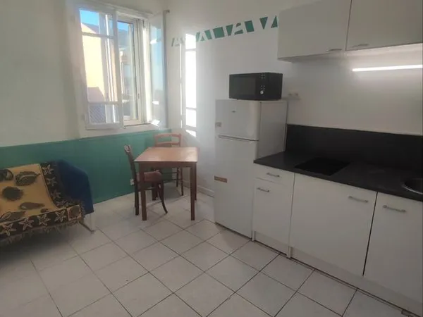 Loue à l'année appartement F1 centre Valras-Plage