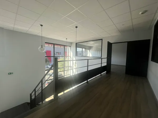 Local professionnel 345 m²