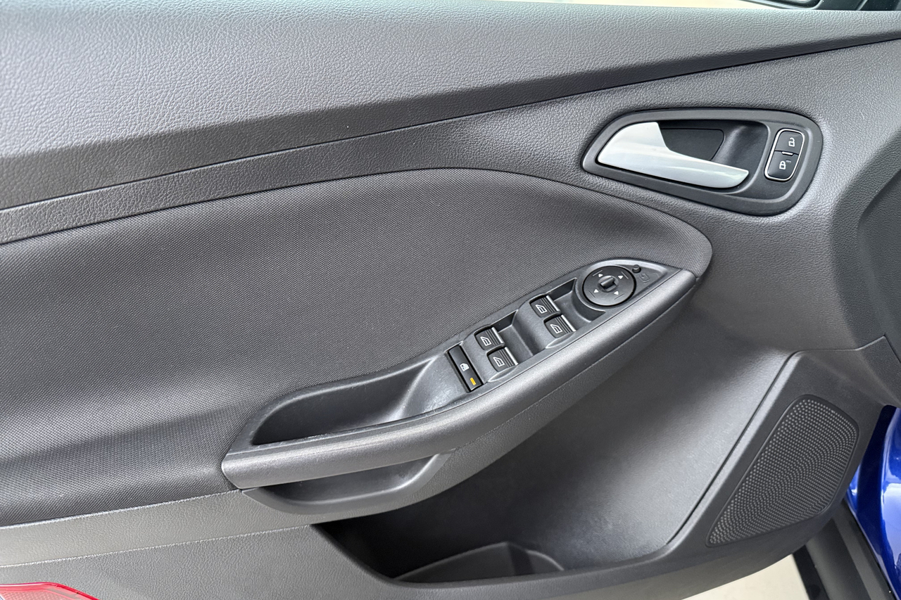 Ford Focus SW — photo 15