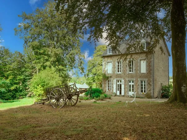 MAYENNE, La Dorée, ravissant « petit manoir », 4 chambres, 153 m² habitables, dépendance, jardin, pa