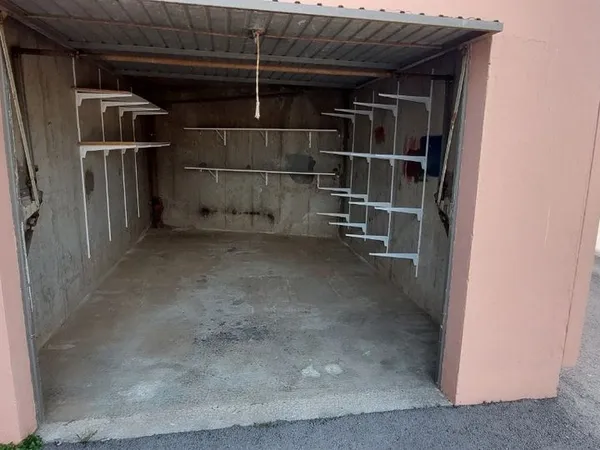 Loue garage Banyuls front de mer. Accès sécurisé. A côté de la Baillaury entre le port et les commer