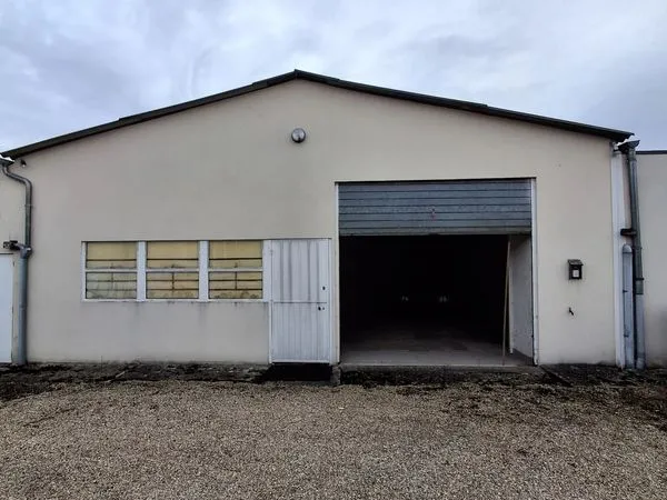 Local 145 m² Garancières