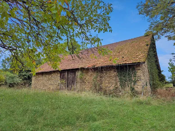 CORRÈZE. Près d'UZERCHE. Grange en pierre avec un jardin de 1 395 m² et un terrain boisé à proximité