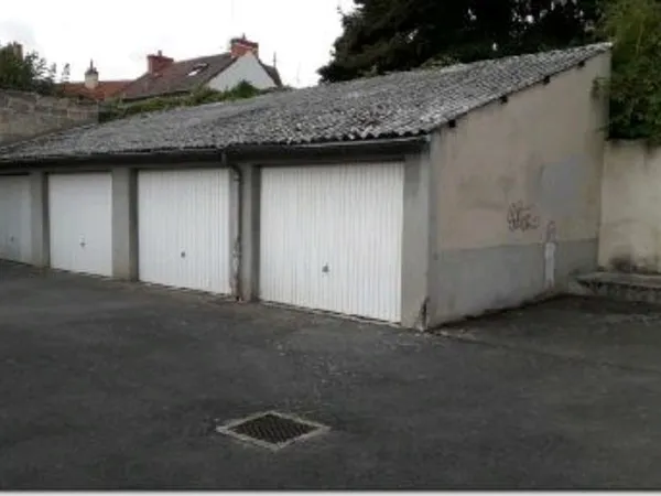 Ensemble de 18 garages, à proximité immédiate de la gare SNCF