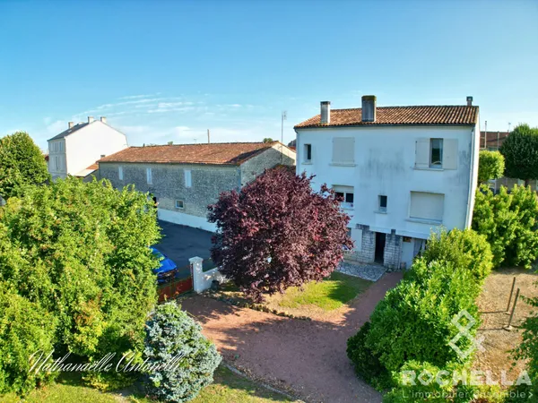 MAISON ANCIENNE PROCHE COMMODITES AVEC ANCIENNE ÉTABLE