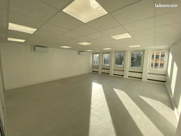 BUREAUX A LOUER - 51.62m² - Métro Créteil - L'Échat sur la ligne 8 à 150 mètres