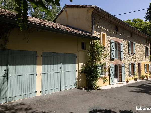 Maison 10 pièces 260 m²