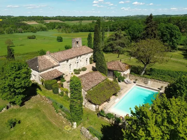 Propriété historique avec piscine, verger et vues sur la campagne