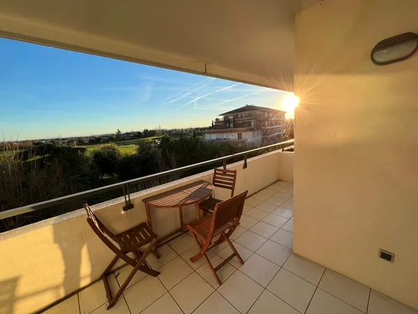 T2 42 m2 VUE GOLF SEILH AVEC PARKING EN SOUS SOL ET CELLIER