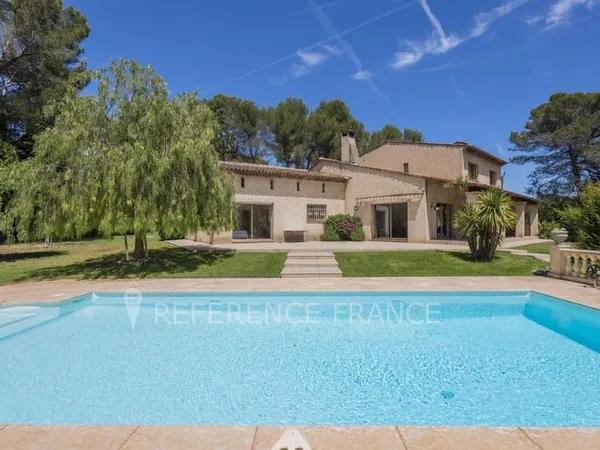 Maison de plain-pied 8 pièces 300 m²