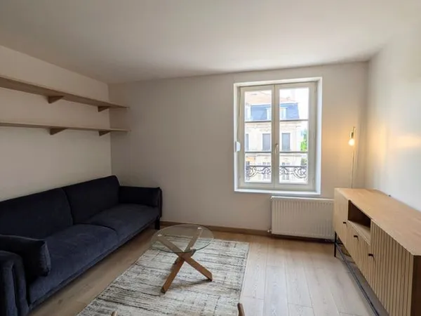 2chambres,salon à 10 mn centre ville, prox voie rapide, fac de droit et lettres, meubles mis à dispo