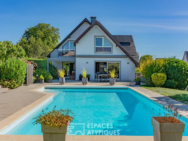 Maison d'architecte avec piscine et jardin paysager