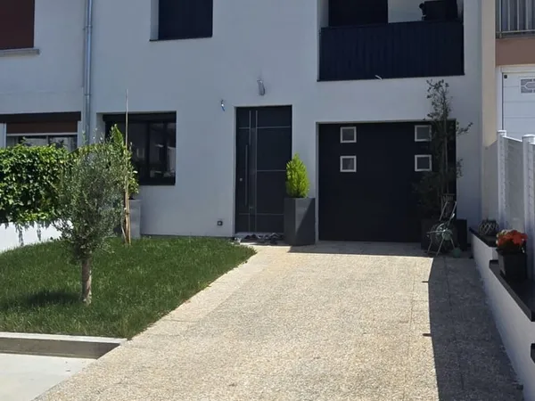 MAISON MITOYENNE RENOVEE 4 CHAMBRES AVEC GARAGE A SENNECEY L