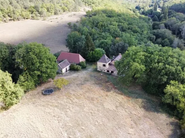 MAISON EN PIERRE, GRANGE ET DEPENDANCE SUR PLUS DE 10 HECTARES SANS VOISINAGE