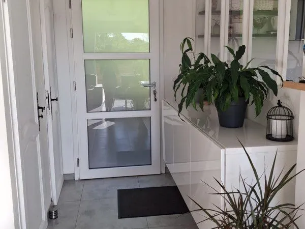 Maison mitoyenne rénovée et lumineuse avec terrasse, jardin et garage à Nonglard