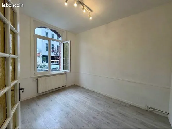 Local professionnel / Bureau 55 m² rénové / cabinet médical / paramédical - 800 HC - prêt à l'emploi