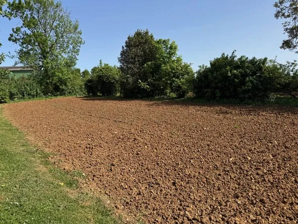 Terrain à bâtir, beau volume.