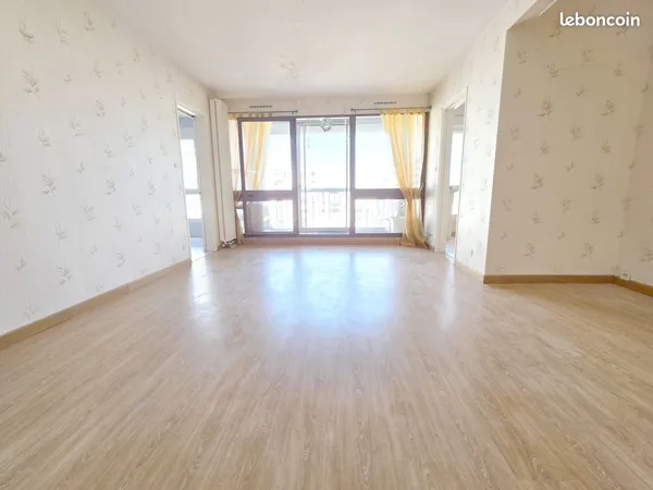 Appartement de type F4 d'une surface de 89,69 m², 3 chambres, balcon, garage, cave, au calme, isolat