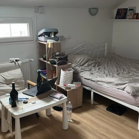 Une chambre meublée à louer en collocation juste pour une jeune femme à Villejuif