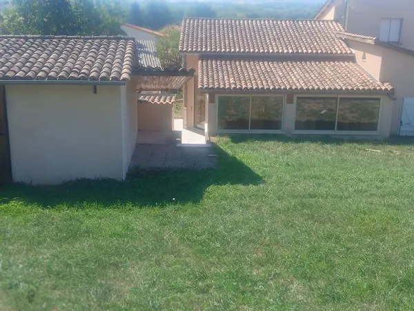 Loue maison avec garage et terrain