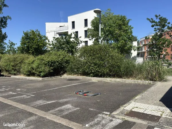 Parking large résidence sécurisé