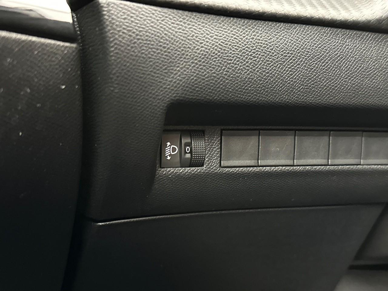 Peugeot 2008 hybrid 145 e-dcs6 style — photo 16
