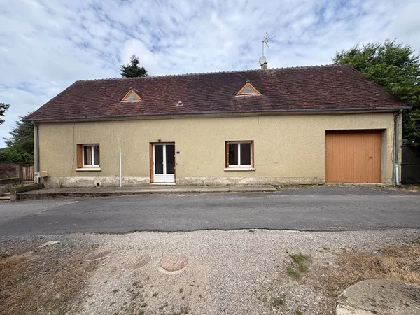 Entre NOGENT LE ROTROU et LA FERTE BERANARD , maison de village 4 chambres