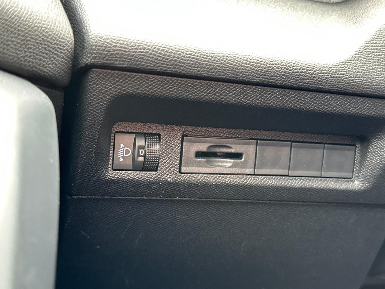 Peugeot 308 sw puretech 130ch s&s eat8 allure pack — photo 16