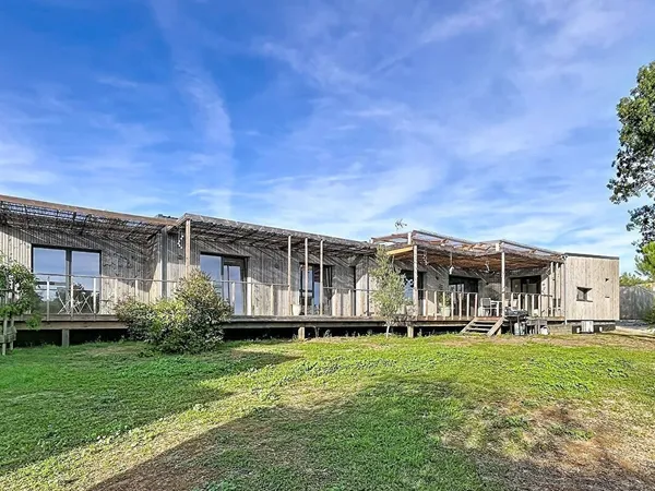 Maison contemporaine en ossature bois, d'env. 186 m² composé de 5 chambres. Terrain de plus de 1 600