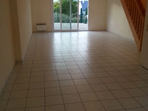 Maison 95m2, 3 chambres, cour, parking, disponible