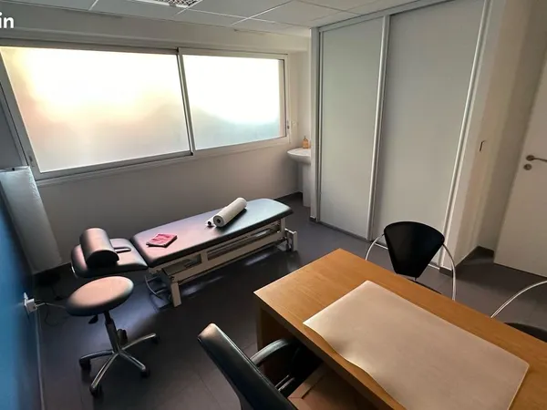A LOUER LOCAL PROFESSIONEL sur HYERES (VAR-83)