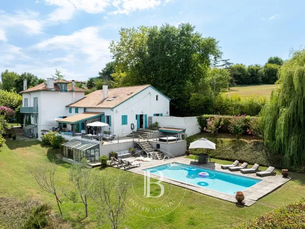 ARBONNE, ANCIENNE FERME DE 1880 AVEC PISCINE