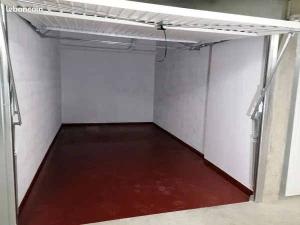 Garage fermé et sécurisé accès rue Parenty