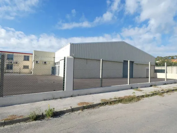 Local d'activité 940 m²