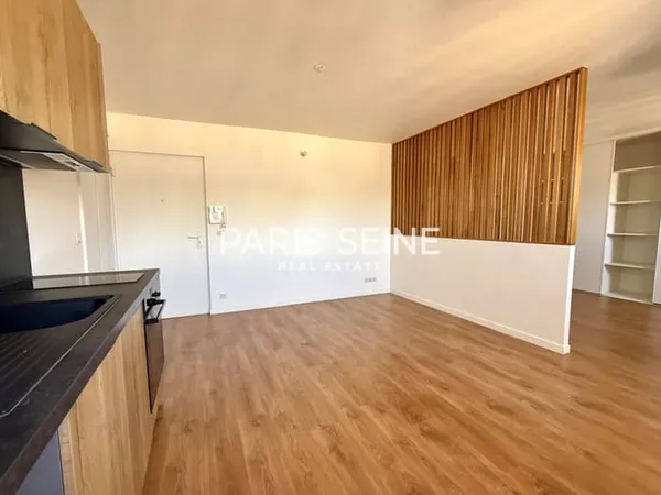 ** HAUSSMANN ** Studio/F1 de 40 m² avec SDE et WC SUR PALIER !