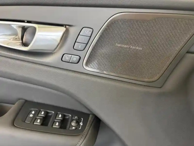 Volvo Xc60 t6 hybride rechargeable 350ch plus style dark geartronic 8 awd — photo 15