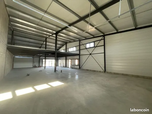 Local d'activité 987 m²