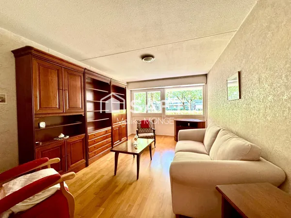 Emplacement idéal pour cet appartement.