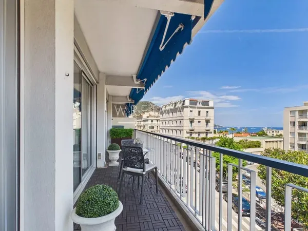 Appartement Lumineux avec Vue Mer, Centre-Ville de Beaulieu-sur-