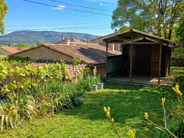 Maison de village en pierre avec jardin