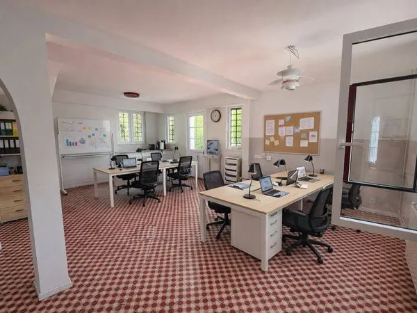 Bureau 6 pièces 130 m²