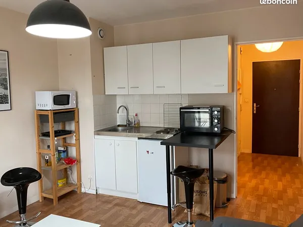 Studio meublé + parking : disponible octobre 2026