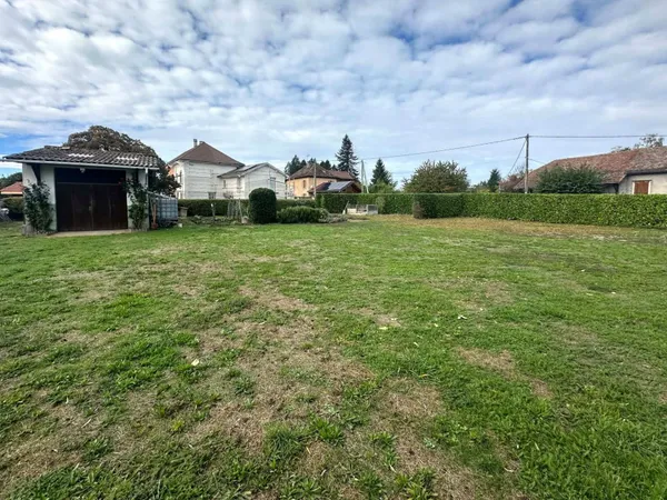 LA CHAPELLE-DE-LA-TOUR - Terrain constructible d'environ 900 m² avec garage