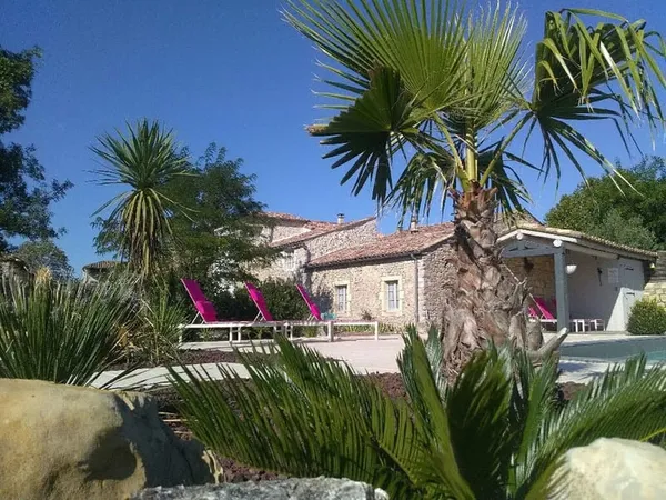 Mas P12 avec gîtes et piscine proche Lussan