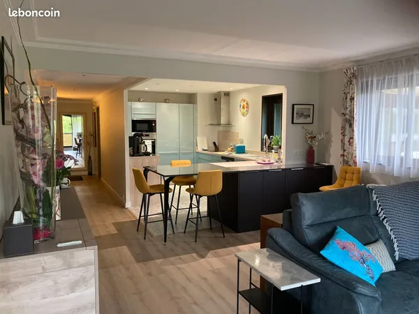 BORDEAUX - MERIADECK. Appartement de 140 m², 100% climatisé, avec ascenseur, 2 pkg