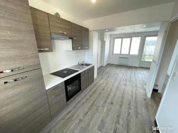 Appartement T3 rénové avec balcon - Centre d'Oyonnax