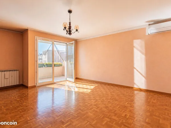 Coeur Gratte-Ciel T2 de 56m2 , ascenseur, terrasse, climatisé et box fermé